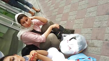 Mũm pim séc mĩm vít trên giường